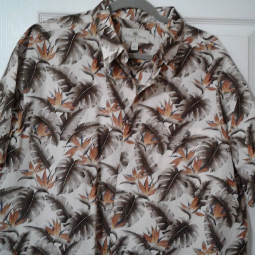 Men's short sleeve shirt.